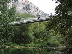 Puente colgante al monasterio