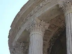 Detalle de los capiteles de las columnas.