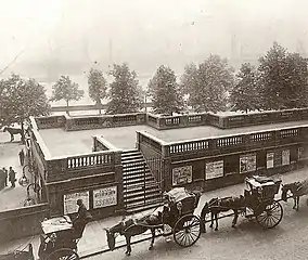 Salida de la estación de metro en Temple, Londres, donde esperan los Hansom cab.(1899)