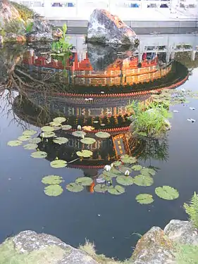 Piscina reflectora en el Pabellón de China, Epcot, Florida.