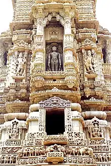 Kirti Stambha es un imponente monumento de la victoria ubicado en el fuerte de Chittorgarh.