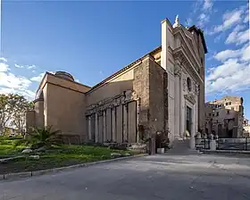 Columnata del templo integrada en el muro de la iglesia.