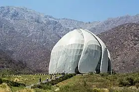 Templo Bahaí en Peñalolén, terminado en 2016, resalta por su apariencia naturalista orgánica.