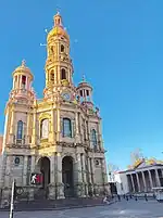 Templo de San Antonio (1895-1908) y Museo de Aguascalientes (1878).