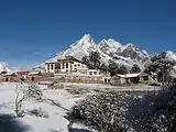 Vista del monasterio desde la ruta a Pangboche