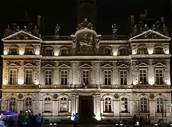 La fachada iluminada por la noche.