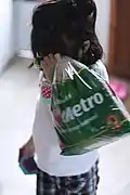 Niña con una bolsa de panetón Metro