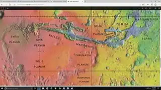 Mapa cercano que muestra Thaumasia Planum y las regiones circundantes. Los colores indican elevaciones.