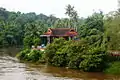 Temple Thazhoor Bhagavathy Kshetram  a orillas del río Achankovil - Vista desde el puente Thazhoor