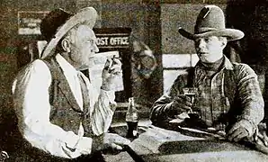 Escena de The Bearcat (1922), con Charles K. French y Hoot Gibson