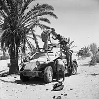 Soldados británicos inspeccionando un automóvil blindado SdKfz 222, Norte de África, junio de 1941.