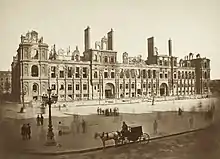 Las ruinas del Ayuntamiento de París, sede de la Comuna, incendiado por la Guardia Nacional el 24 de mayo y reconstruido posteriormente.