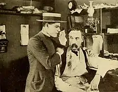 Escena de The Lion's Den (1919), con Bert Lytell y Edward Connelly