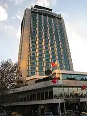 El Hotel Marmara (1976) en la plaza Taksim fue diseñado en 1972 por Fatin Uran.