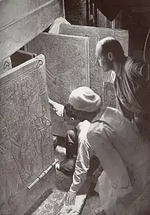 Howard Carter y su equipo abriendo las capillas de los sarcófagos de la tumba de Tutankamón (KV62 (número 62 del Valle de los Reyes) en 1922.