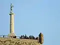 Vista de la estatua desde lejos.