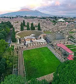 Vista aérea de los dos teatros de Pompeya, el cuadripórtico en primer plano y el Vesubio al fondo.