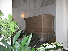 Tumba de la Reina María, en la Iglesia.