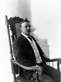 El Presidente Theodore Roosevelt sentado en una silla diseñada por White para el comedor de gala de la Casa Blanca, 1903.