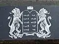 Tablas de la Ley, custodiadas por rampantes leones Judá. Cementerio judío de Thiais, Francia.