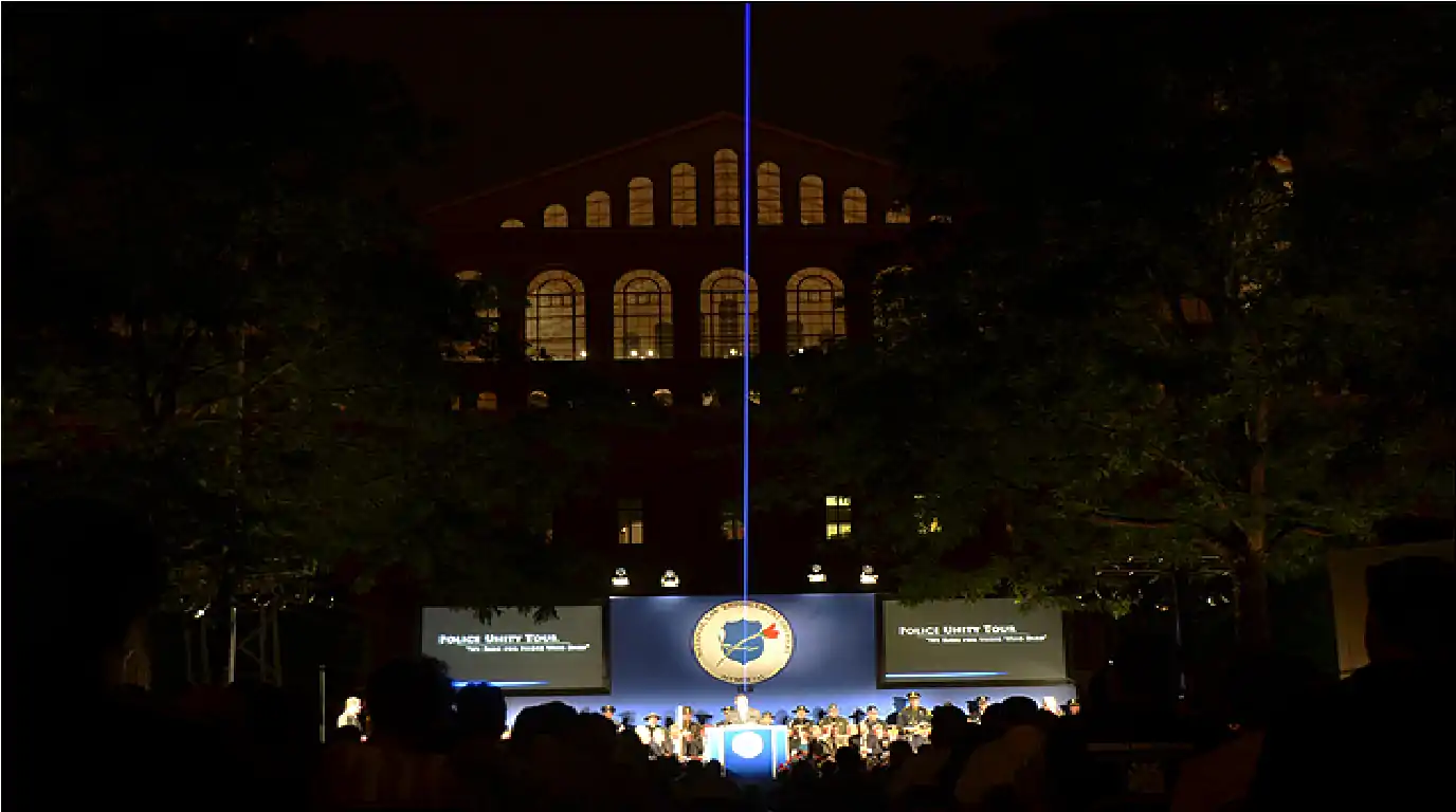 Proyección de un láser azul durante el 24.º Homenaje Nacional de Agentes de la Aplicación de la Ley, celebrado el 13 de mayo de 2012 en Washington D. C.