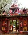 Entrada a Thrippara Shiva Kshetram a orillas del río Achankovil