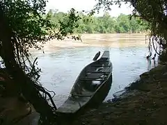 Canoa a orillas del río Srepok en la Provincia de Đắk Lắk.