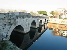 El Puente de Tiberio de Rímini.