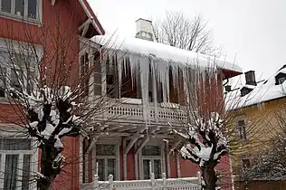 Carámbanos sobre una casa en Oslo, Noruega