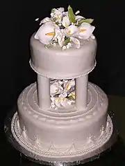 Pastel de bodas de gradas con alcatraces .