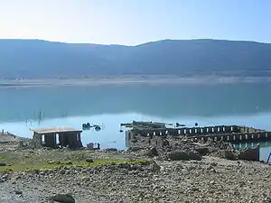 Vista parcial del embalse de Yesa. En primer plano, la zona del Balneario de aguas termales de Tiermas inundada.