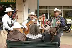 Conjunto de tololoche, acordeón y bajo sexto en Tijuana.