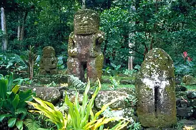 Estatuas de piedra llamadas tiki, islas Marquesas.