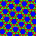 Una de las 8 teselaciones semi-regulares (ignorando los colores: p6). Los vectores de traslación se giran un poco hacia la derecha en comparación con las direcciones en la red hexagonal subyacente de la imagen