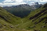 El grupo Lasörling visto desde el refugio de Eissee y el valle de Timmeltal (en el eje del valle está el Berger Kogel )