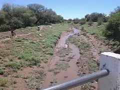 El uadi Tirante después de una modesta lluvia, mirando al oeste (corriente abajo).