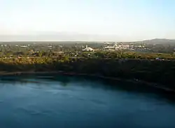 Laguna de Tiscapa, con vista del centro de Managua.