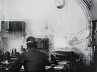 Sala de radiotelegrafía Marconi del Titanic. De espaldas, se observa al operador Harold Bride, quien sobrevivió a la tragedia.