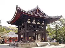 Campanario Tōdai-ji's, un ejemplo de fukihanachi, aunque mucho más grande que el promedio.