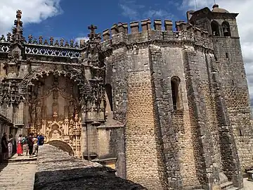 La charola románica del siglo XII (iglesia redonda) a la derecha en comparación con la iglesia manuelina del siglo XVI a la izquierda.