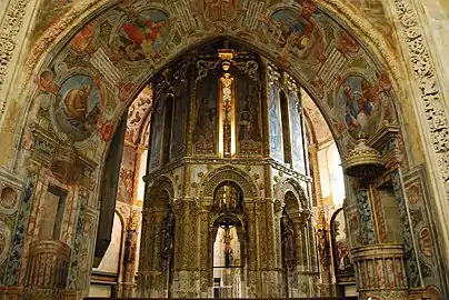 Entrada de la charola, con sus pinturas murales.