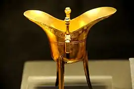 Jue dorado de la dinastía Ming encontrado en  Chung-hsiang, en la tumba del príncipe Chuang de Liang (梁莊王, 1411-1441).