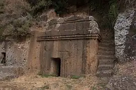 Tumba en roca etrusca en Blera, Italia