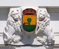 Detalle de la fachada del ayuntamiento, escudo de Tomelloso custodiado por dos leones.