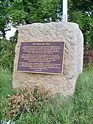 Piedra conmemorativa con la placa del "Espíritu del Elba"..