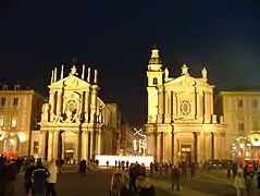 La plaza por la noche