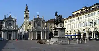 La plaza con el monumento a Manuel Filiberto