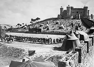 Rodaje de El Cid frente al castillo de Belmonte. Para las escenas situadas en Valencia se utilizó el castillo de Peñíscola al que, por no parecer lo suficientemente "medieval", se dotó de unas almenas que no han sido retiradas.