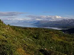 Rohkunborri es adyacente a la frontera sueca, cerca del lago Torneträsk.