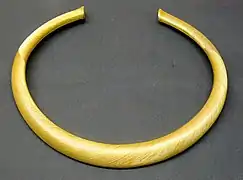 Torque en oro estriado (Guînes, Pas-de-Calais), ca. 1200-1000 a. C.